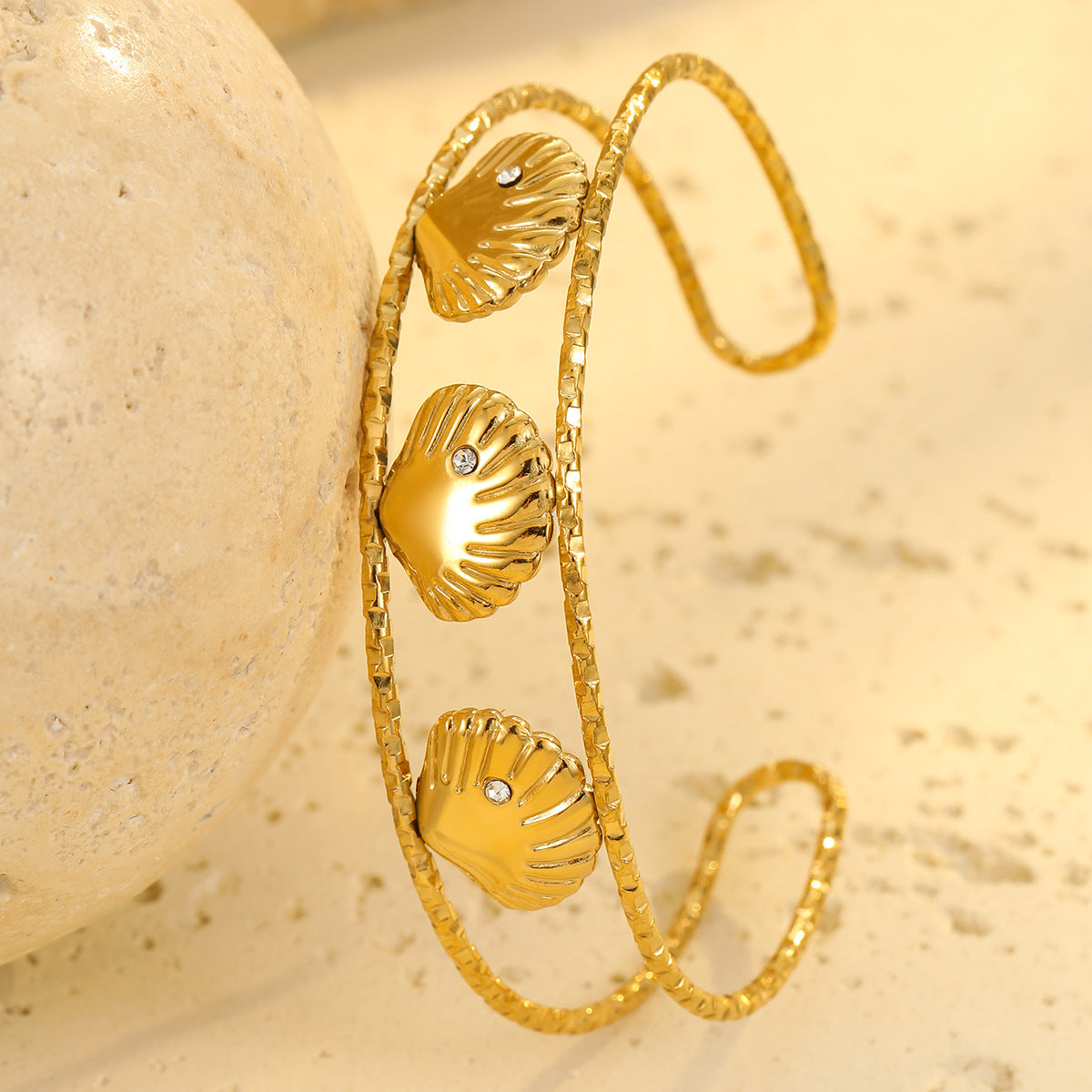 Fashionable Ocean-Themed Summer Bracelet with Starfish and Seashell Motifs Stainless Steel Plated in 18K Gold for Women