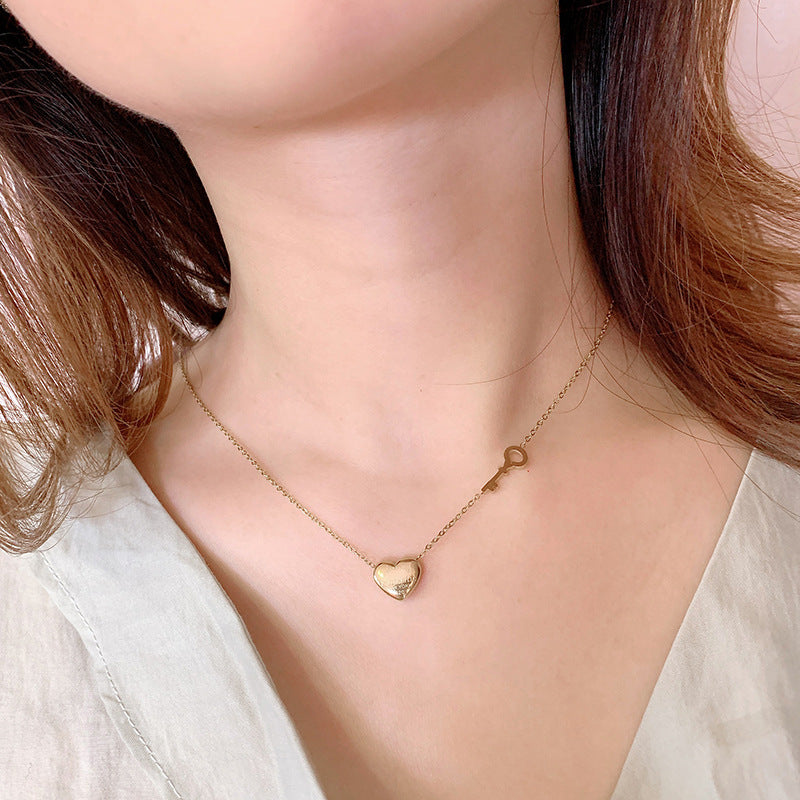 Collana da donna con ciondolo a cuore tridimensionale minimalista in acciaio al titanio placcato in oro rosa 18 carati su catena a maglie sferiche