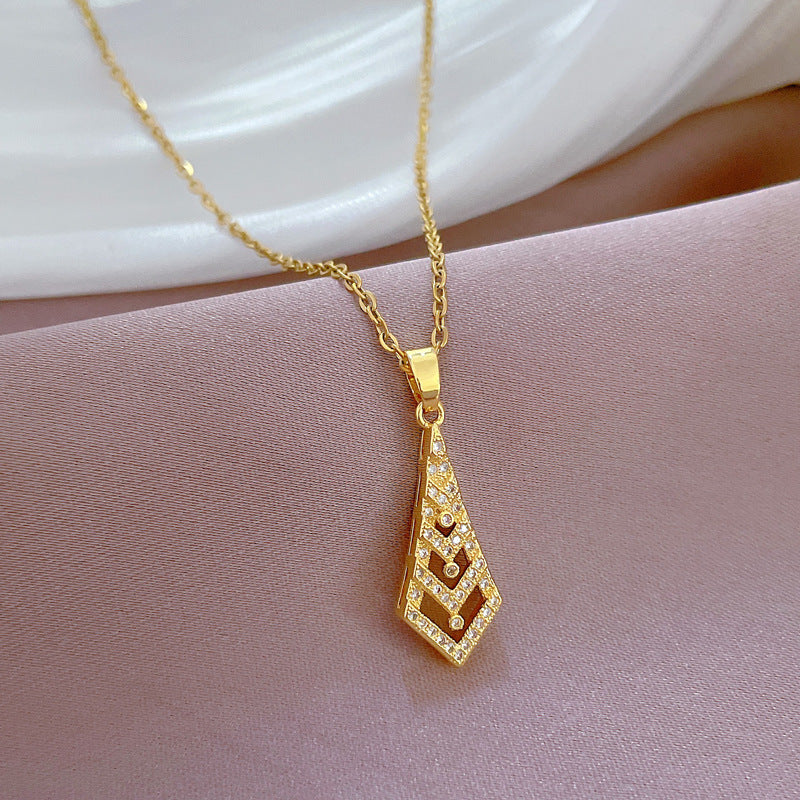 Collana con Pendente Freccia Geometrica da Donna in Acciaio al Titanio con Intarsio di Strass Lussuosa Catena alla Clavicola