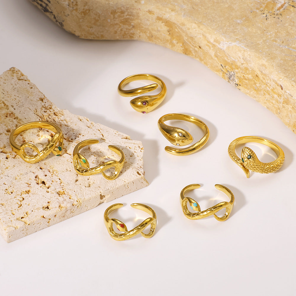 Anello da donna a forma di serpente geometrico con intarsio di zirconi e placcatura in oro su acciaio inossidabile