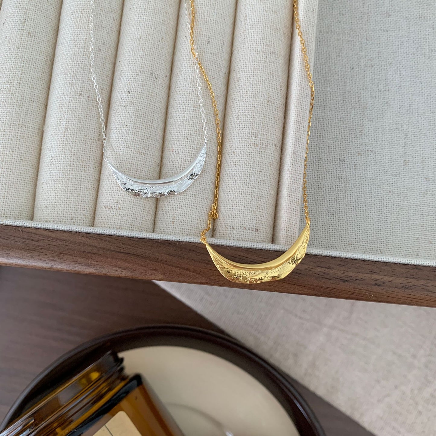 Collana da donna minimalista in argento sterling 925 con texture a foglia