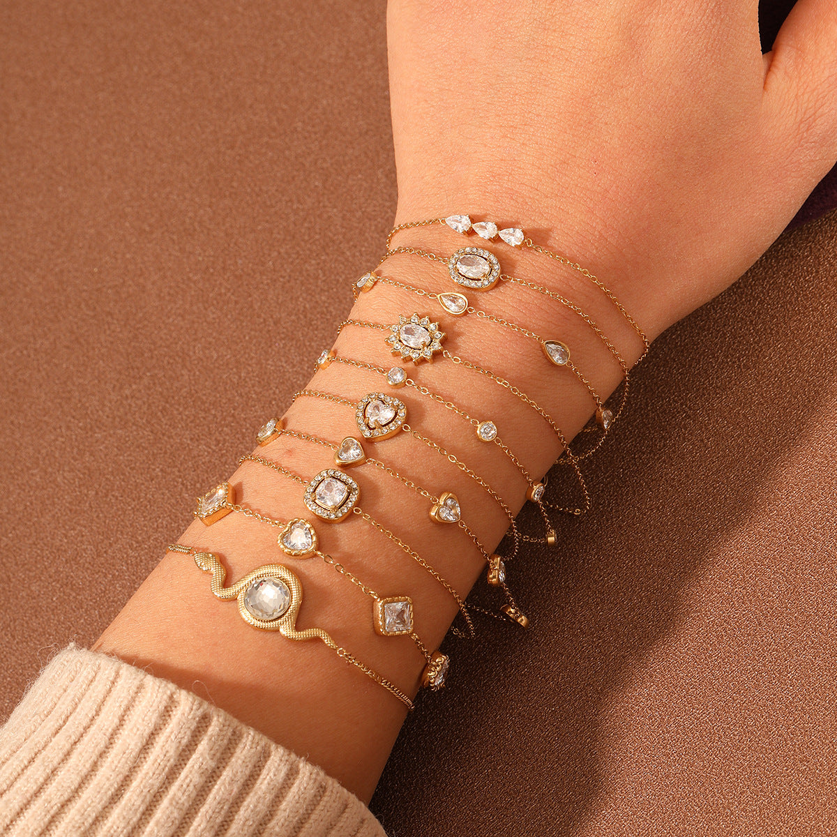 Pulsera minimalista de acero de titanio en forma de corazón para mujer con baño de oro de 18K e incrustaciones de diamantes de imitación, joyería hipoalergénica de acero inoxidable