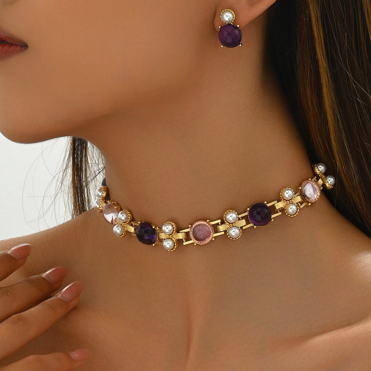 Conjunto de collar con colgante geométrico dulce y fresco y pendientes de tuerca de cobre con incrustaciones de diamantes de imitación bañados en oro