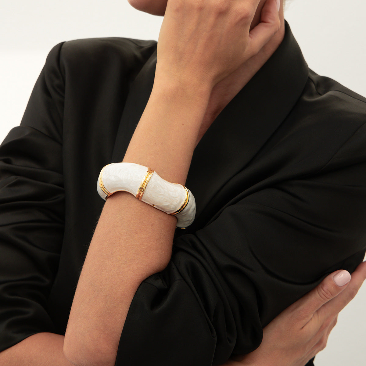 Pulsera minimalista irregular ondulada de aleación esmaltada al aceite para mujer con un estilo audaz
