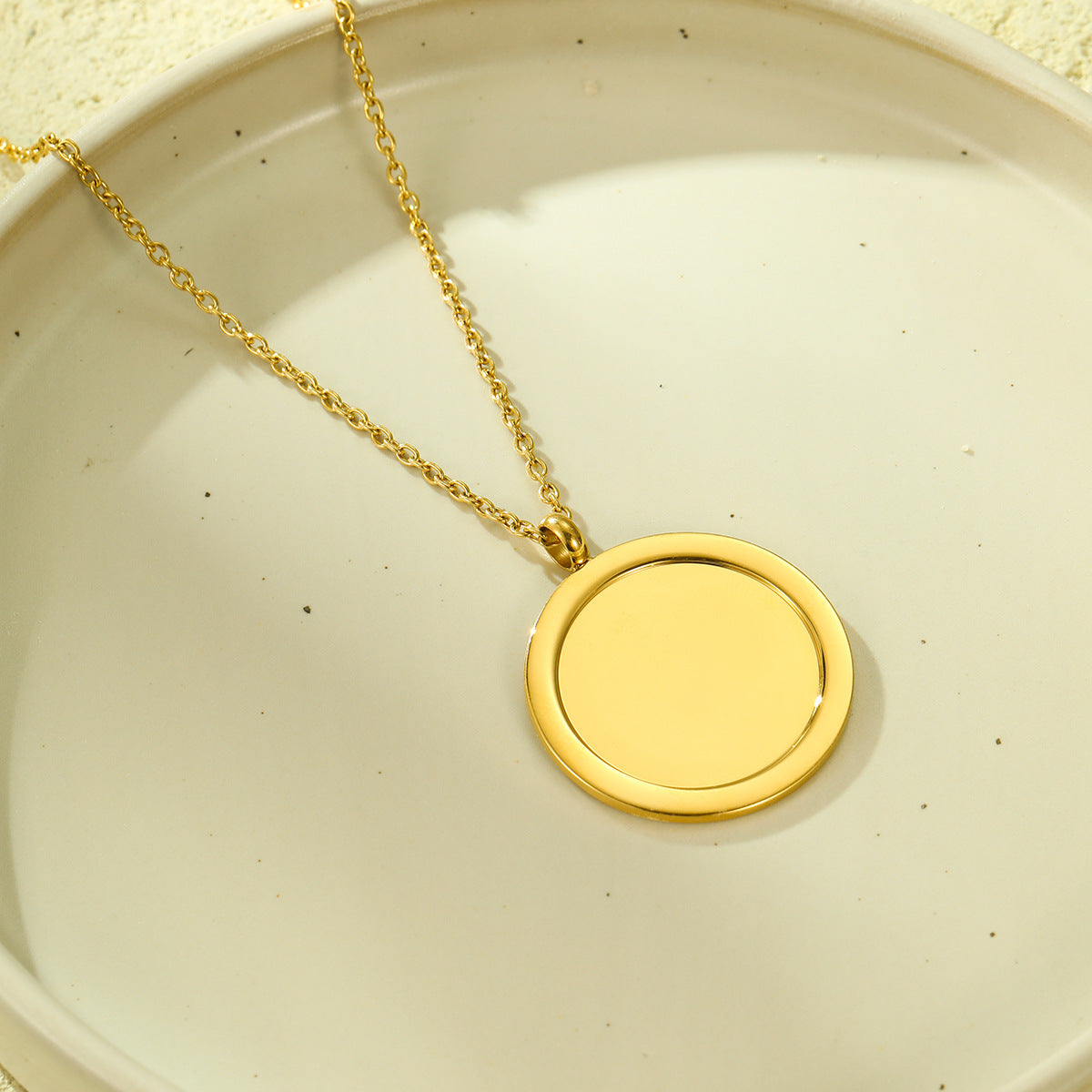 Collar colgante de acero inoxidable redondo chapado en oro de 18 quilates elegante y minimalista para mujer, barra de dijes DIY
