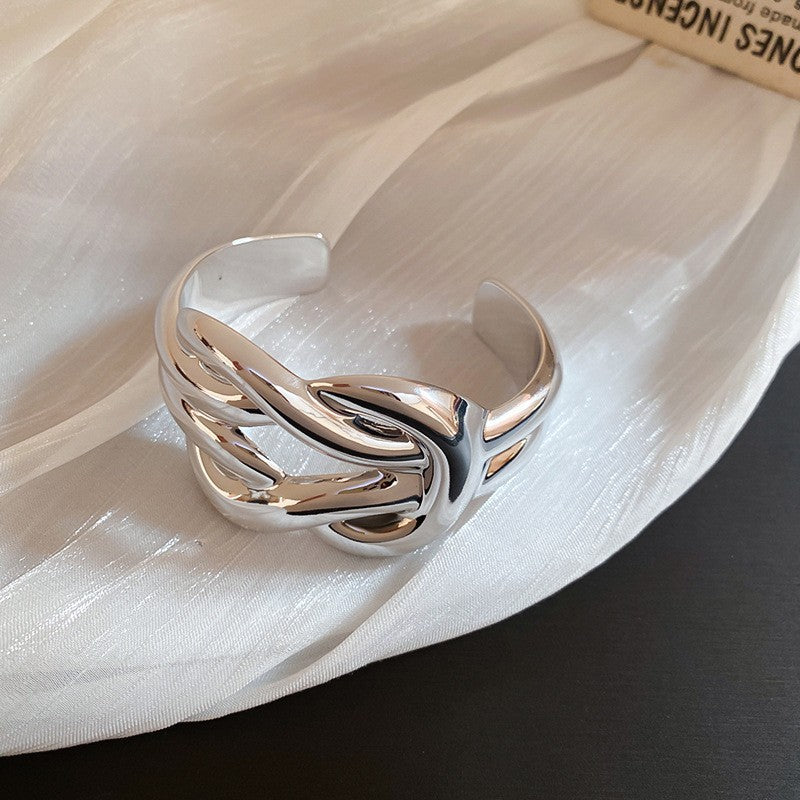 Bracciale a manetta in metallo elegante e robusto con finitura placcata, forma geometrica rotonda, accessorio di lusso alla moda per pendolari