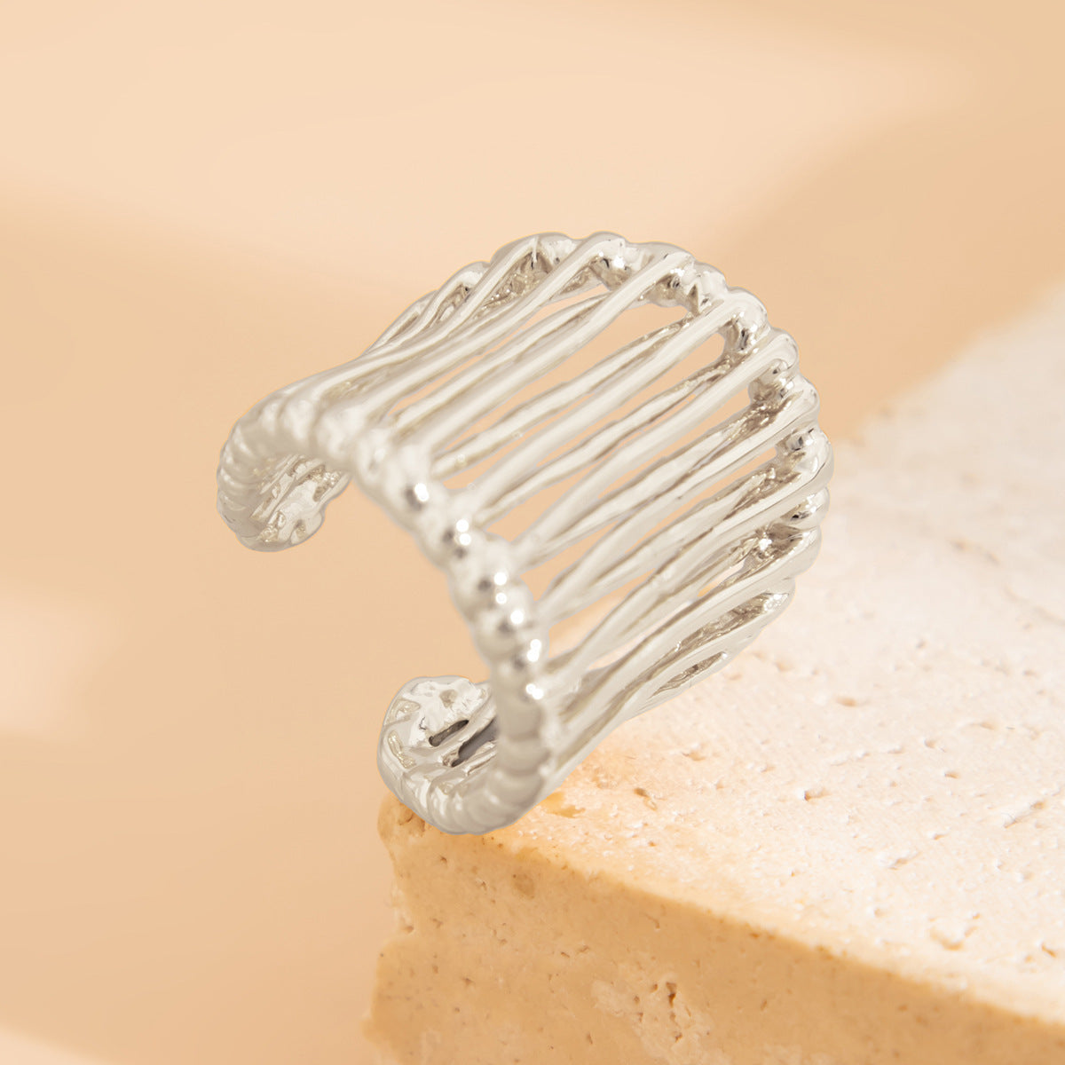 Anello Aperto Minimalista con Fiocco e Motivo Floreale, Fascia in Metallo Elettroplaccato e Dettagli in Perle Imitazione per Donna
