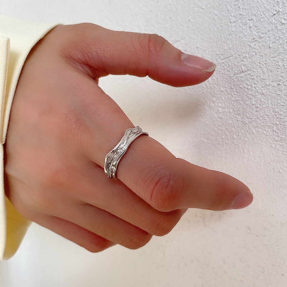 Anello da donna in argento sterling 925 testurizzato irregolare, dal design semplice e raffinato