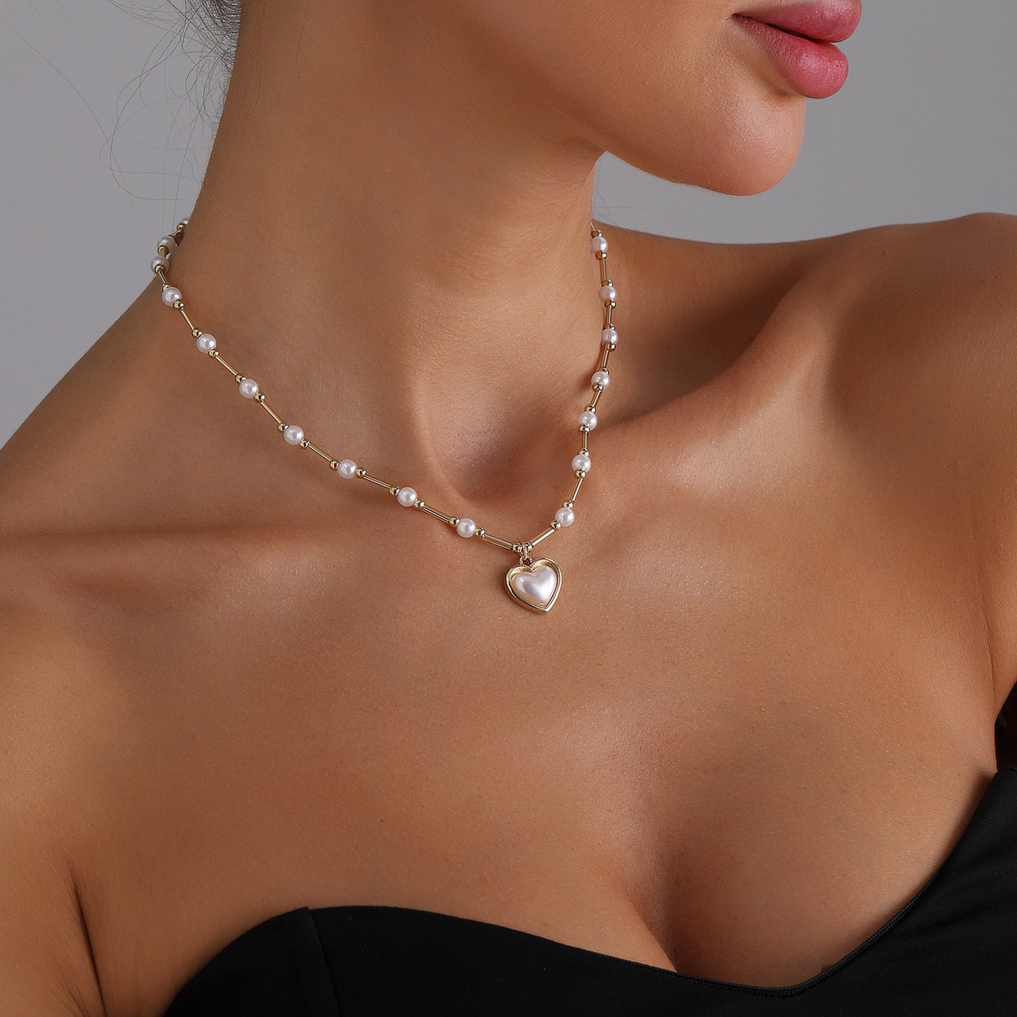 Sweet and Cool Fresh Heart-Shaped Alloy Pendant Necklace for Women with Rhinestone Inlay and Plated Finish