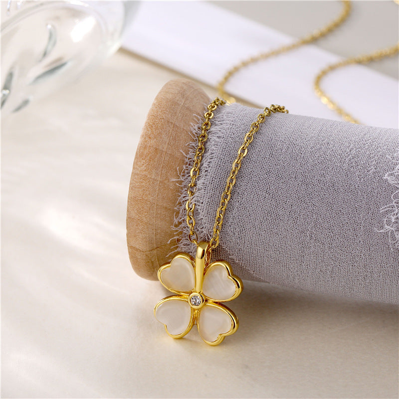 Collana da Donna a Forma di Trifoglio in Stile Naturale, in Acciaio al Titanio con Intarsio in Zirconi su Catena a Scatola