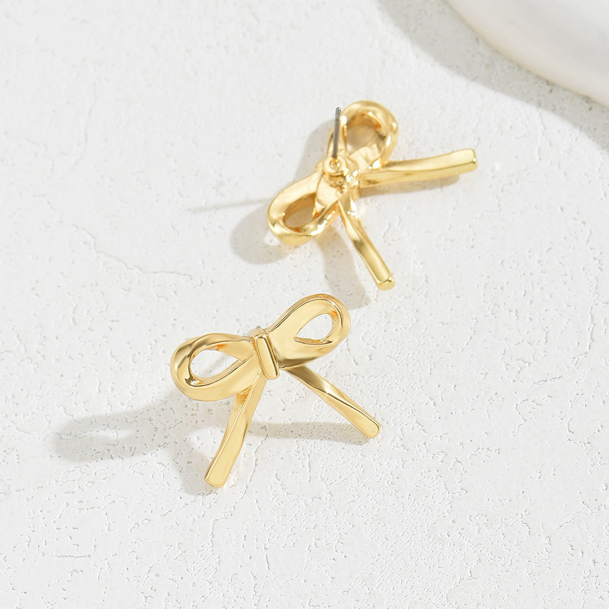 Fashion OL Bow-Shaped Alloy Stud Earrings for Women with Plating Finish, Minimalist and Versatile Design