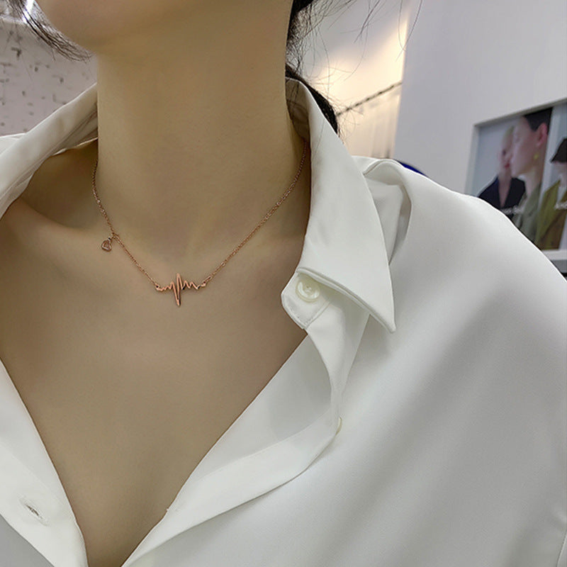 Collana con ciondolo geometrico a battito cardiaco ECG dal design originale da donna in acciaio al titanio con finitura placcata