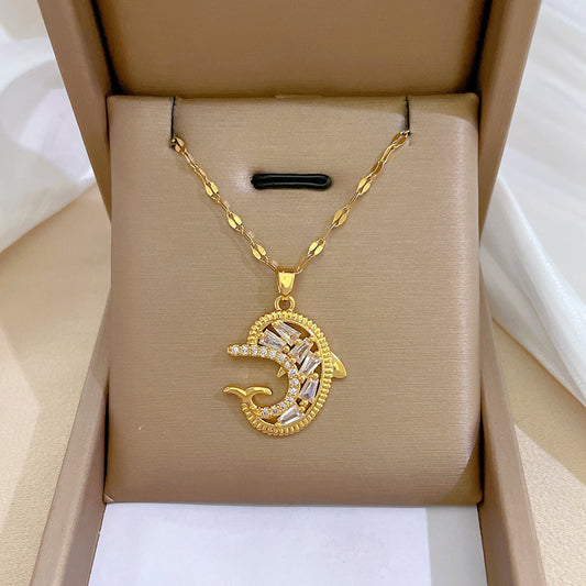 Collana Pendente Delfino Minimalista da Donna in Acciaio al Titanio con Intarsio di Strass su Delicata Catena alla Clavicola