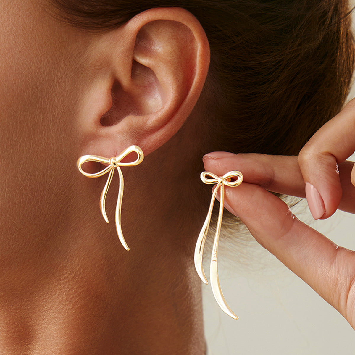 Orecchini a perno geometrici a forma di fiocco in lega, dolci e di tendenza, con texture martellata e perle finte, da donna