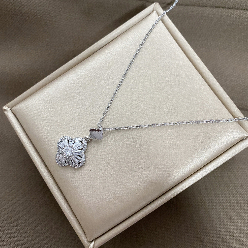 Collana originale in acciaio titanio a forma di fiore con ciondolo a trifoglio con strass micro-incastonati su catena a O per donna e uomo