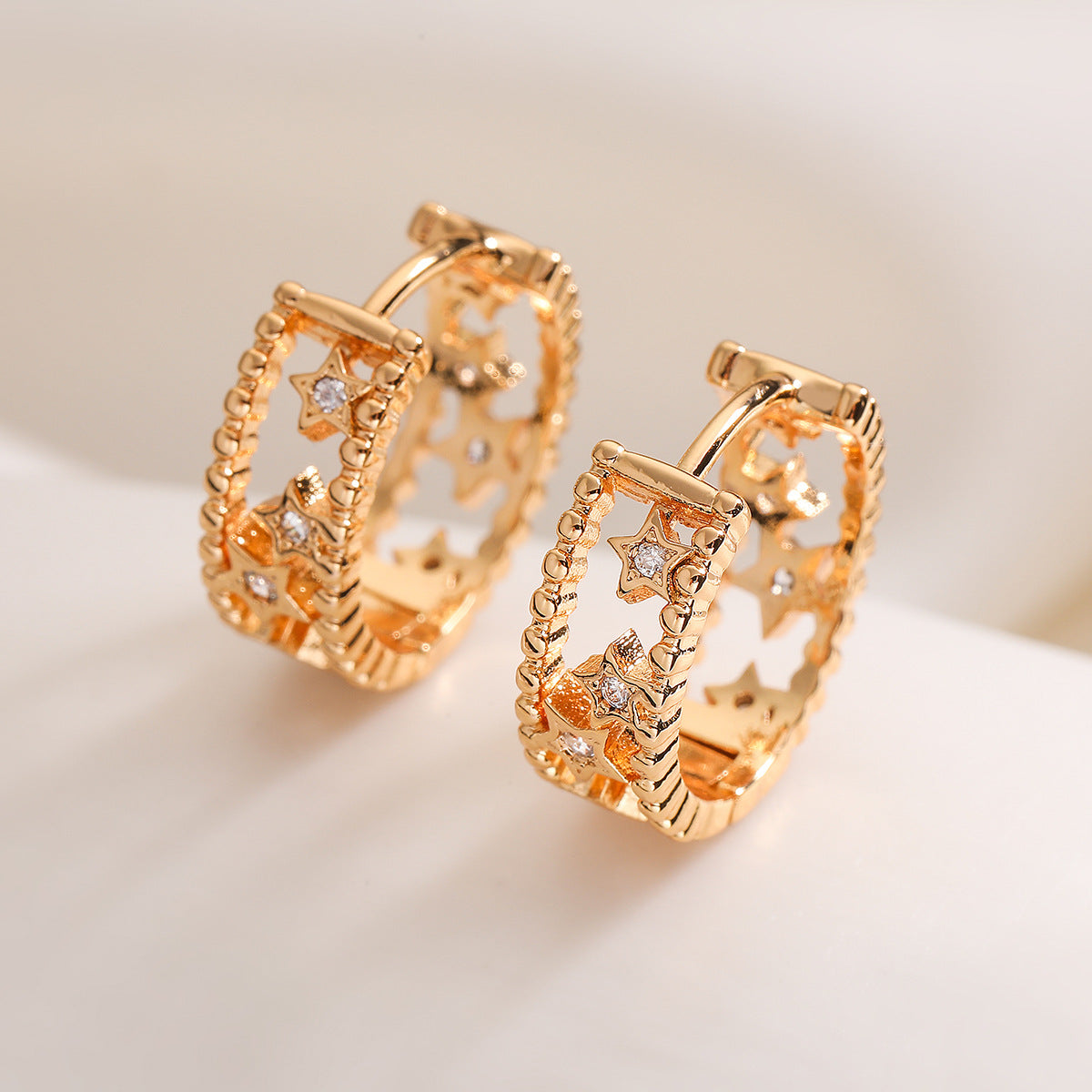 Orecchini a stella geometrici minimalisti per donne in rame con placcatura in oro 18K e intarsio di zirconi