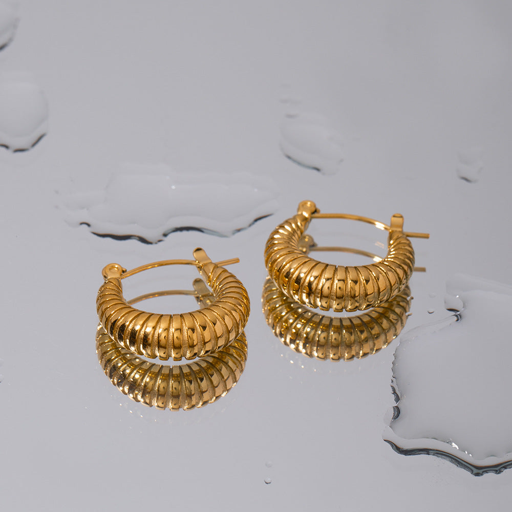 Pendientes de aro de acero inoxidable chapados en oro de 18 quilates con diseño geométrico minimalista para mujer