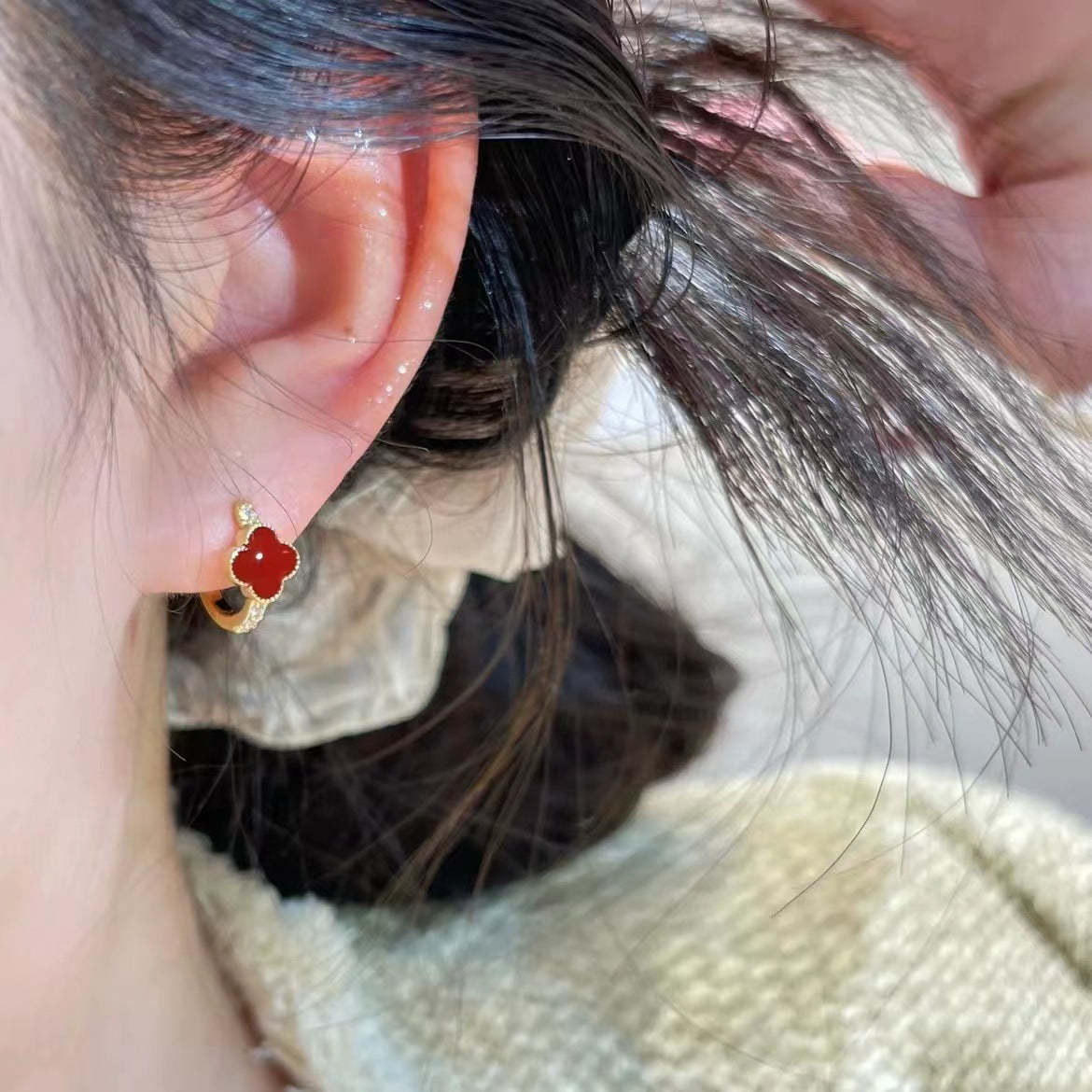 Orecchini da donna minimalisti in rame a forma di quadrifoglio, con placcatura in oro e smalto rosso