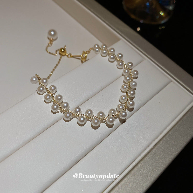 Elegante pulsera trenzada francesa de doble hilera con perlas de imitación para mujer, con detalles geométricos y acabado artesanal
