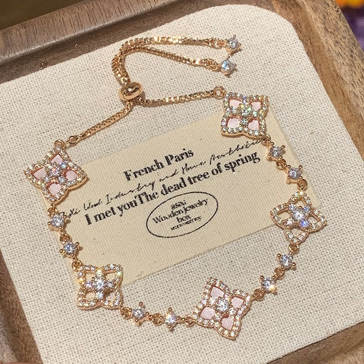 Elegante bracciale da donna con fiore geometrico e accenti in zircone, in rame placcato, stile trendy da ufficio, gioiello versatile e lussuoso per la mano