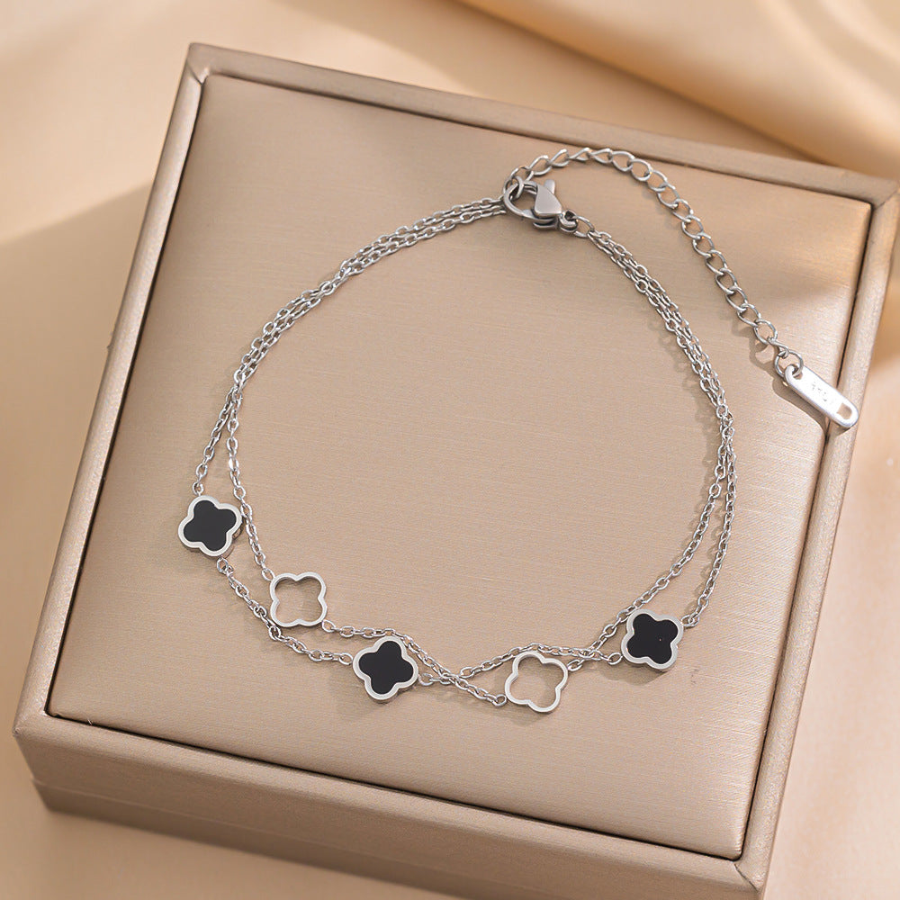 Bracciale da donna placcato in acciaio al titanio 18K con quadrifoglio cavo a doppio strato alla moda