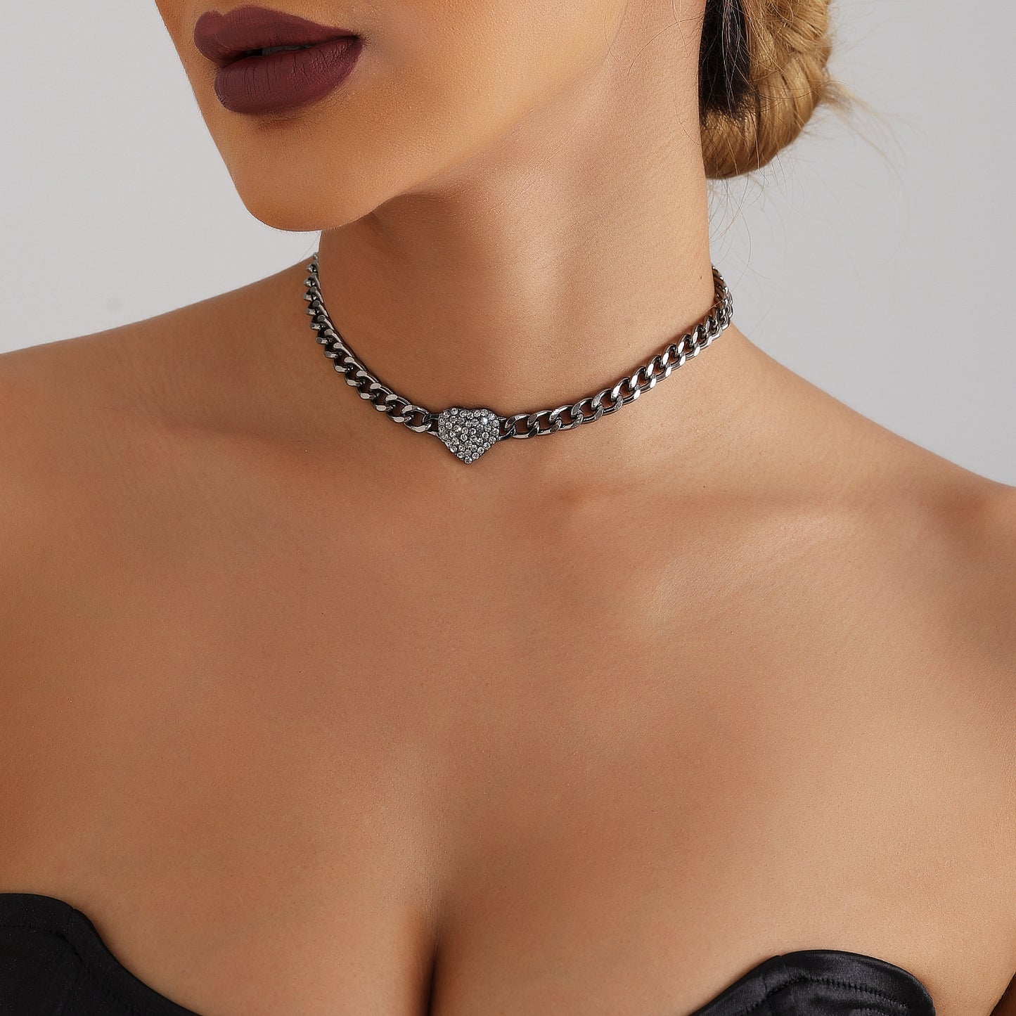 Minimalist Black Aluminum Figaro Necklace with Rhinestone Heart Pendant for Women Short Clavicle Chain