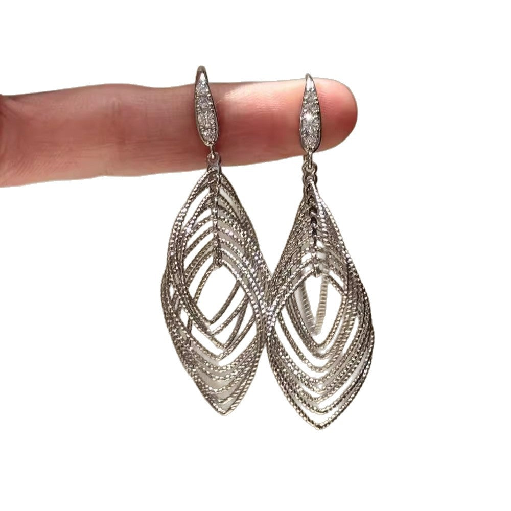 Orecchini a uncino da donna minimalistici geometrici ovali a traforo con zirconi, in ferro, dall'estetica lussuosa