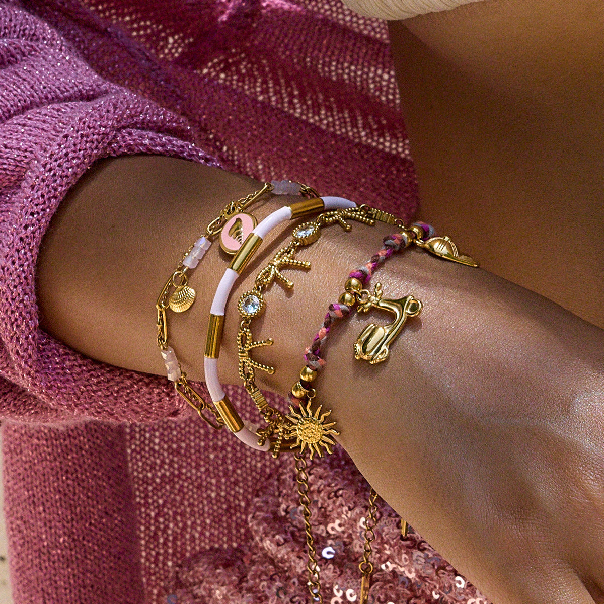 Pulsera Minimalista de Acero Inoxidable con Forma de Fruta, Perlas y Acabado Chapado para Mujer