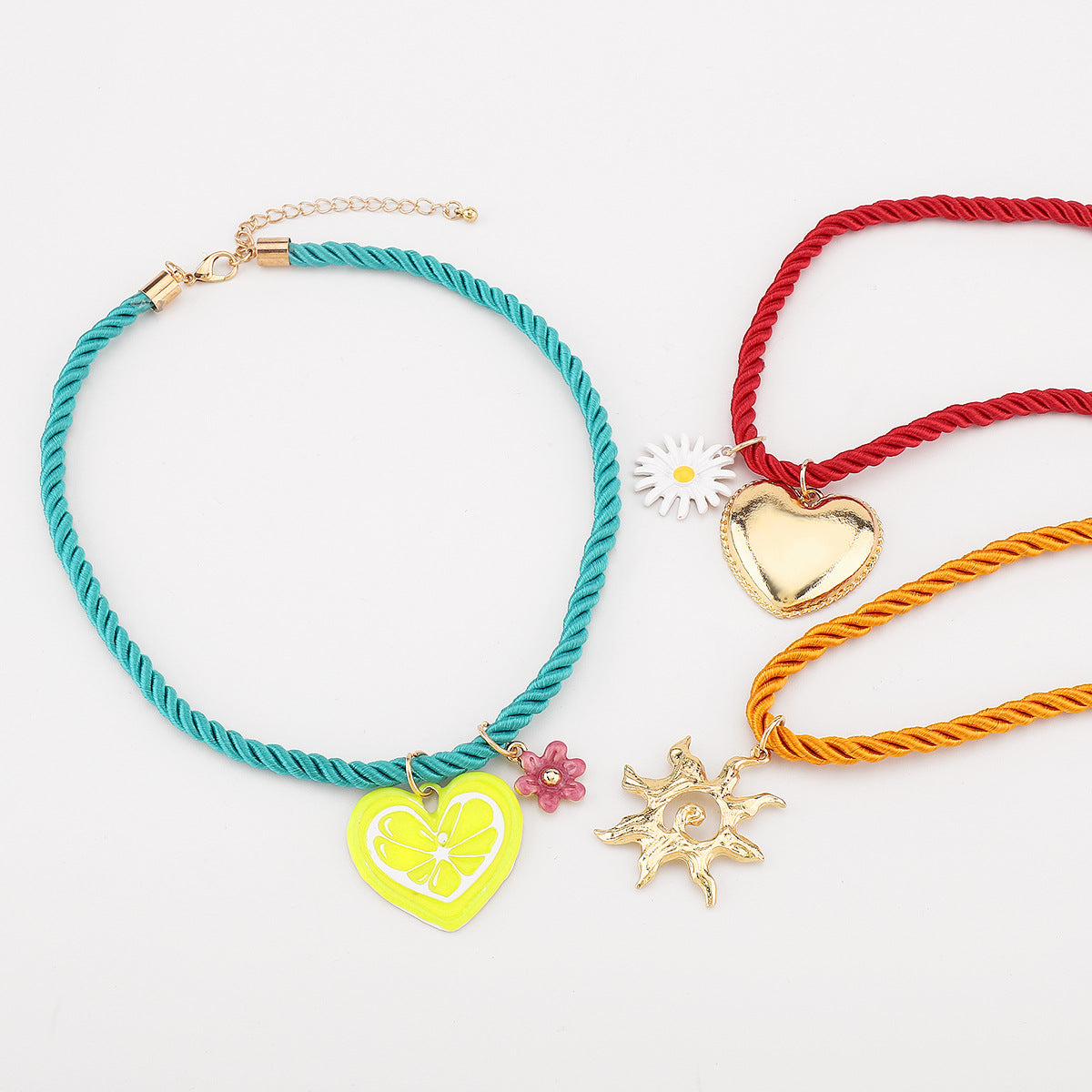 Collar con colgante de corazón y margarita estilo vacacional para mujer con cordón de poliéster, colgante de aleación y acabado esmaltado