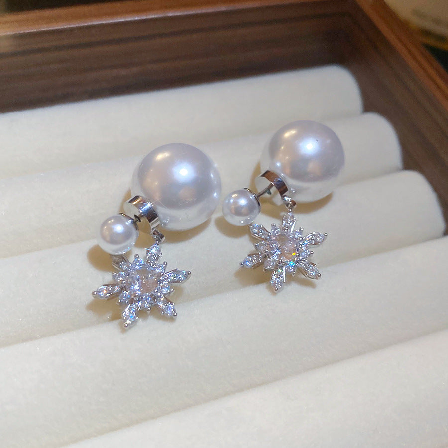Orecchini da donna chic a forma di goccia con perle simulate e dettagli a fiocco di neve in zircone
