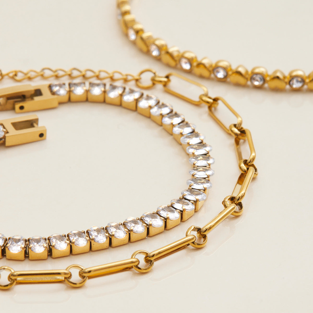 Elegante bracciale da donna in acciaio inossidabile a forma di cuore con intarsio di zirconi, finitura placcata, design geometrico minimalista