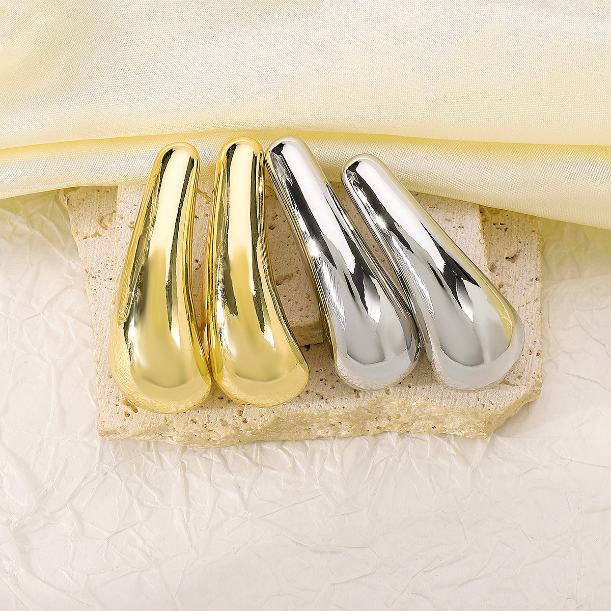 Pendientes colgantes geométricos minimalistas de aleación con acabado chapado para mujer, aretes con estilo y diseño de gota