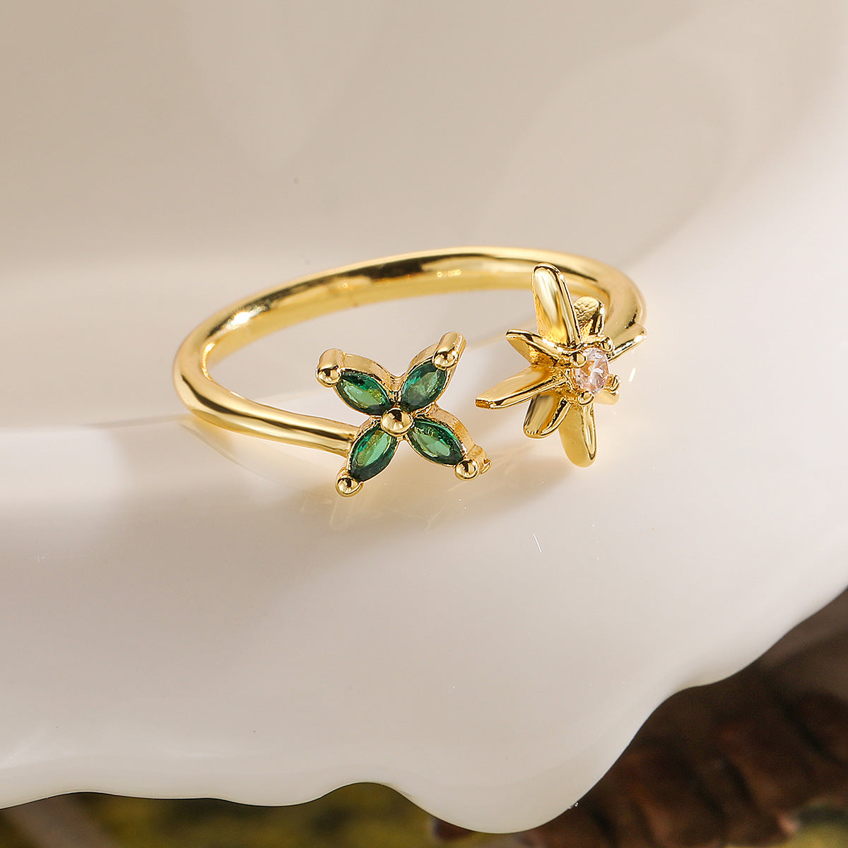 Anello in rame geometrico minimalista con placcatura in oro 18 carati e fiore in zircone per donna