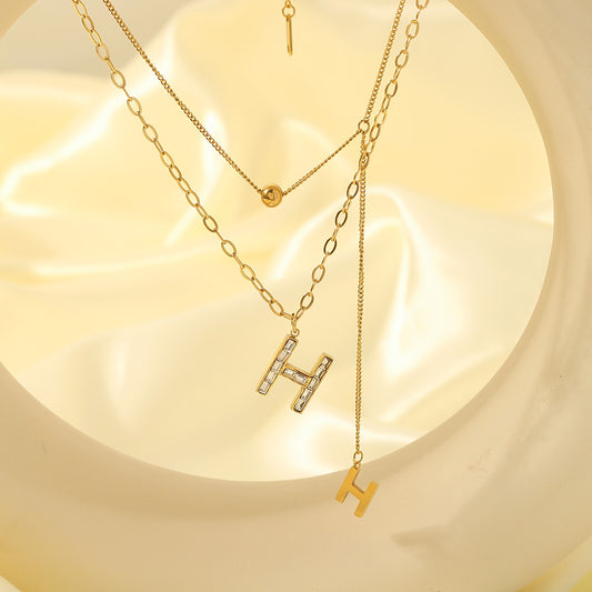 Collana pendente con lettera H minimalista da donna in acciaio al titanio, catena a maglie doppie con perline per maglione con intarsio di strass e placcatura sottovuoto in oro 18K