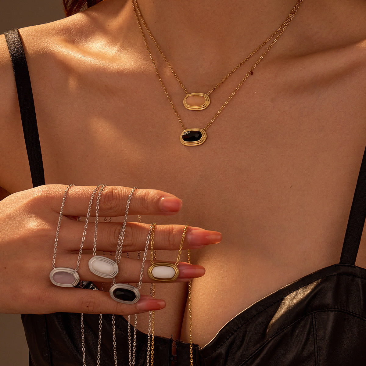Gargantilla geométrica con incrustaciones de ónix negro en acero inoxidable con baño de oro de 18 K para mujer