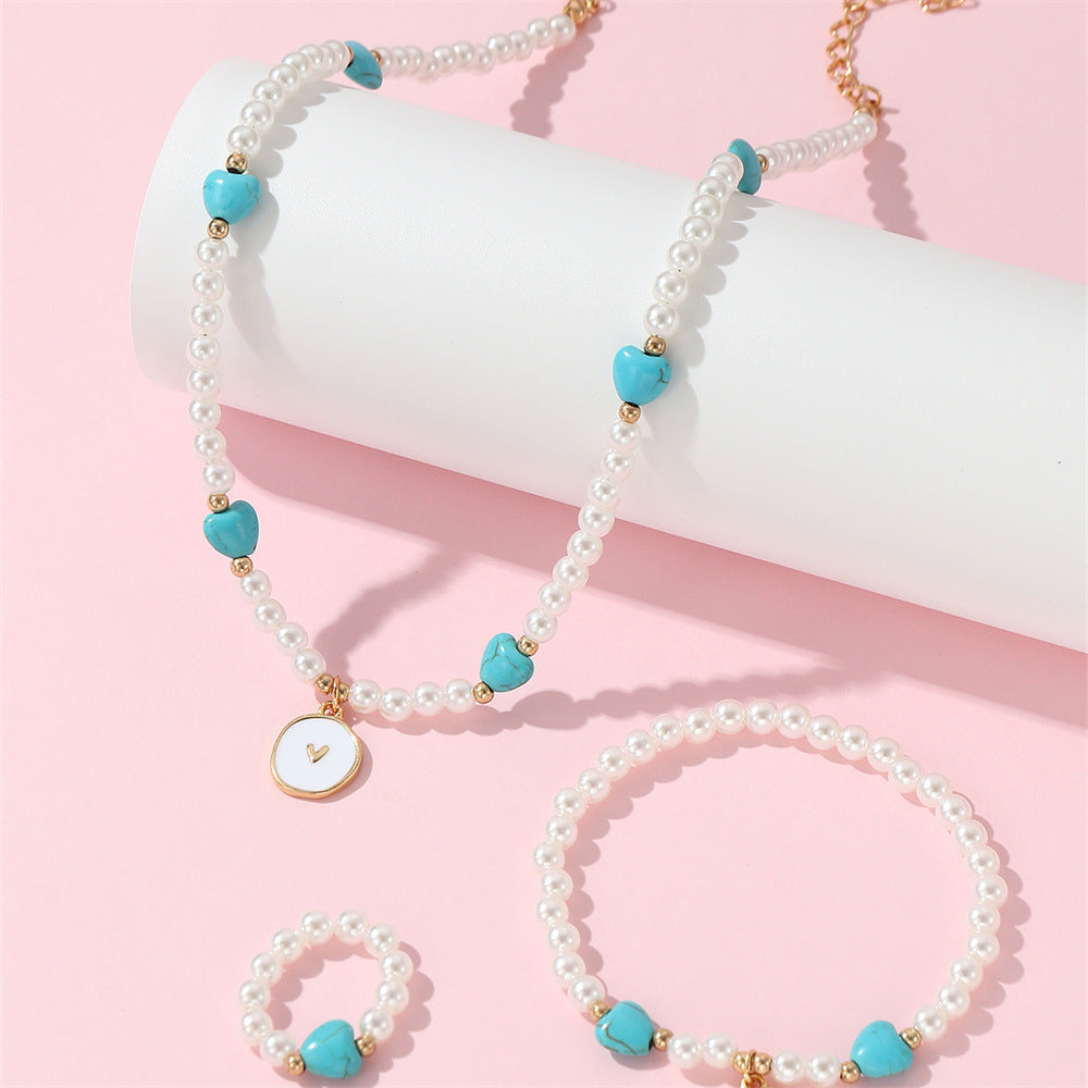 Set di collane con perline di vetro a forma di cuore minimalista per bambini, con dettagli in perle e finitura smaltata