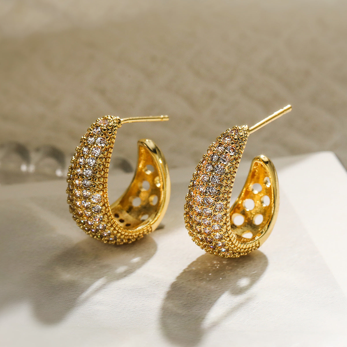 Orecchini Geometrici Minimalisti in Rame con Placcatura in Oro Vero e Intarsi in Zircone per Donna