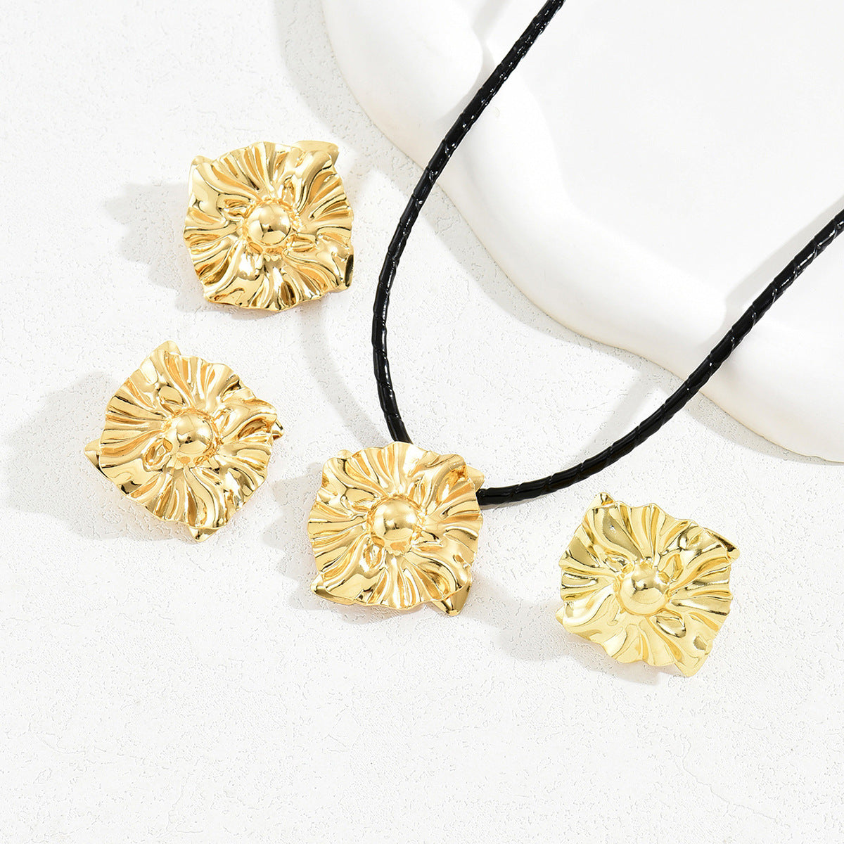 Conjunto de joyas de aleación chapadas en oro de 18 quilates de lujo ligero con elementos de triángulo y anillo para mujer