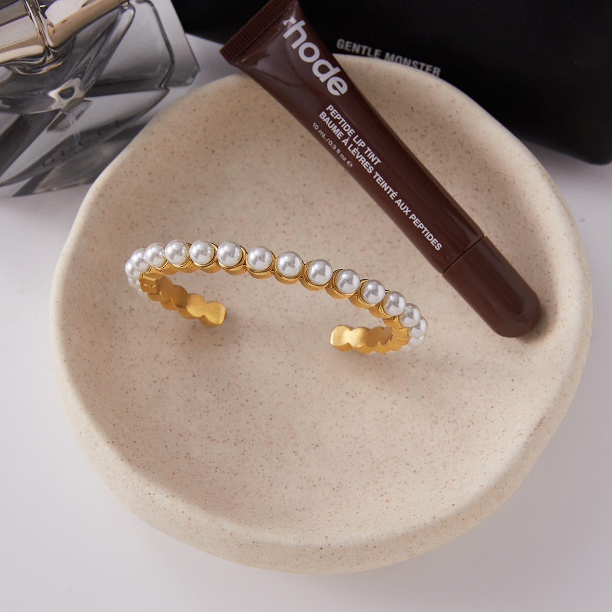 Pulsera de acero inoxidable chapado con perlas de resina y diseño geométrico minimalista para mujer