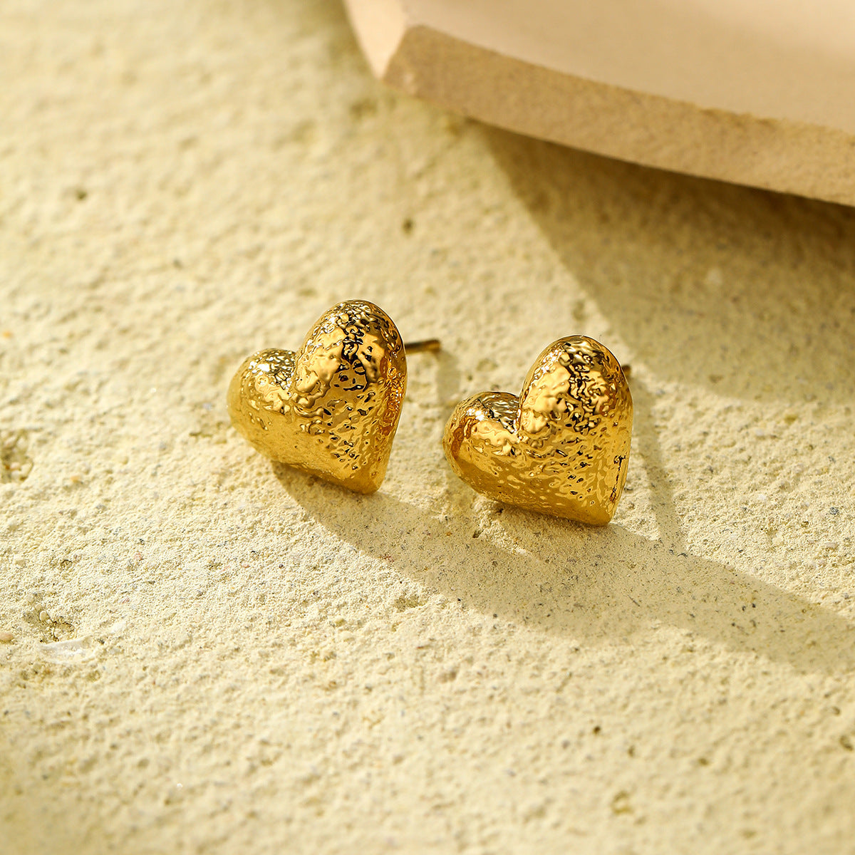 Orecchini a perno a forma di cuore con texture, in acciaio inossidabile galvanizzato, tonalità fredda, stile minimalista, da donna