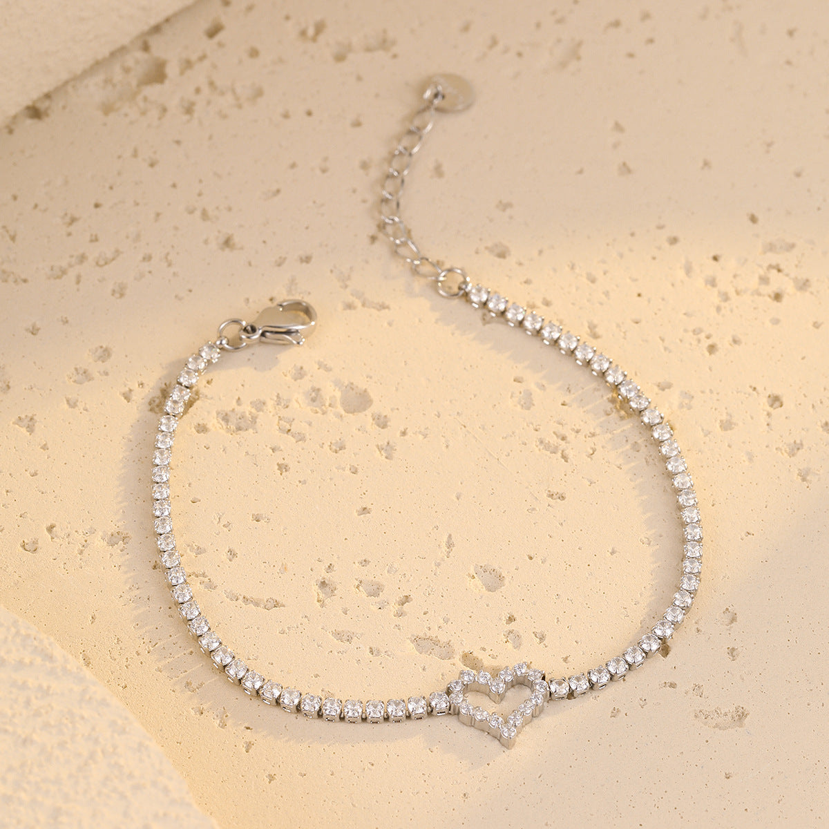 Pulsera minimalista de titanio en forma de corazón con incrustaciones de diamantes de imitación y baño de oro de 18 quilates para mujer