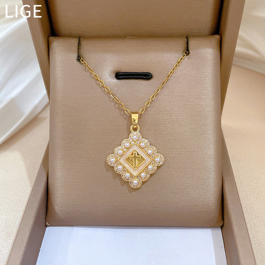 Collar de cruz minimalista con colgante de acero de titanio, detalles de perlas y incrustaciones completas de diamantes de imitación para hombres y mujeres