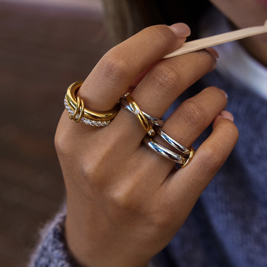 Anillo de acero de titanio con doble aro cruzado geométrico y circonitas incrustadas chapado para mujer