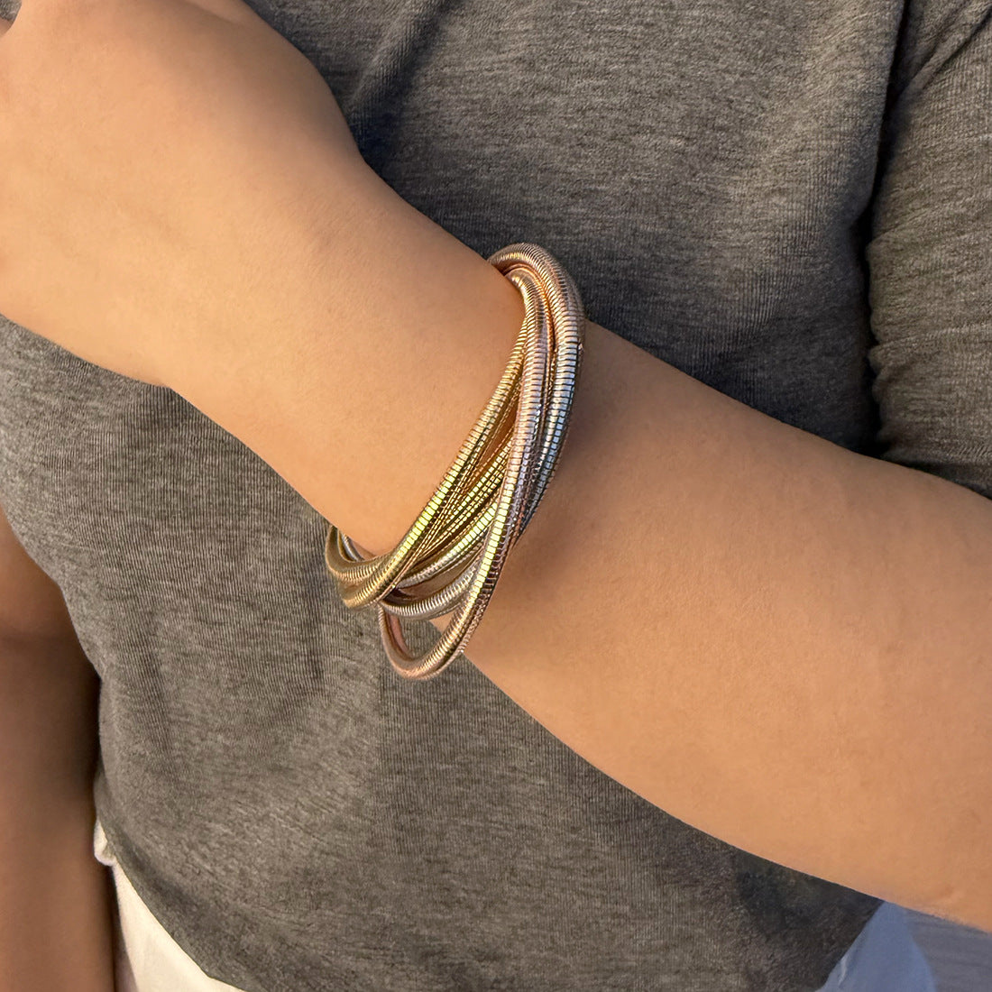 Bracciale da donna in metallo galvanizzato a forma di onda minimalista con design a molla sfumata