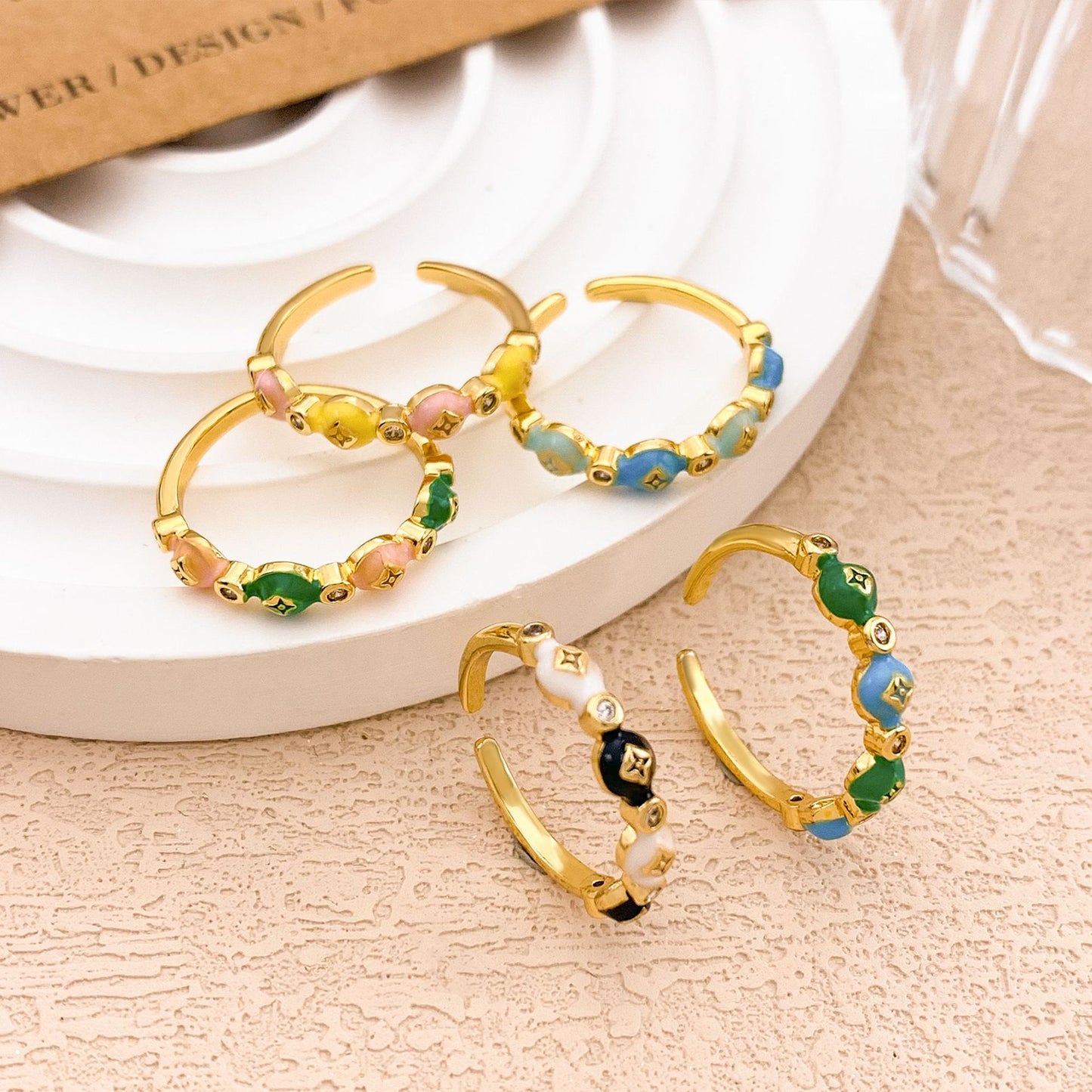 Anello in lega placcato oro con fiori a goccia smaltati per donna