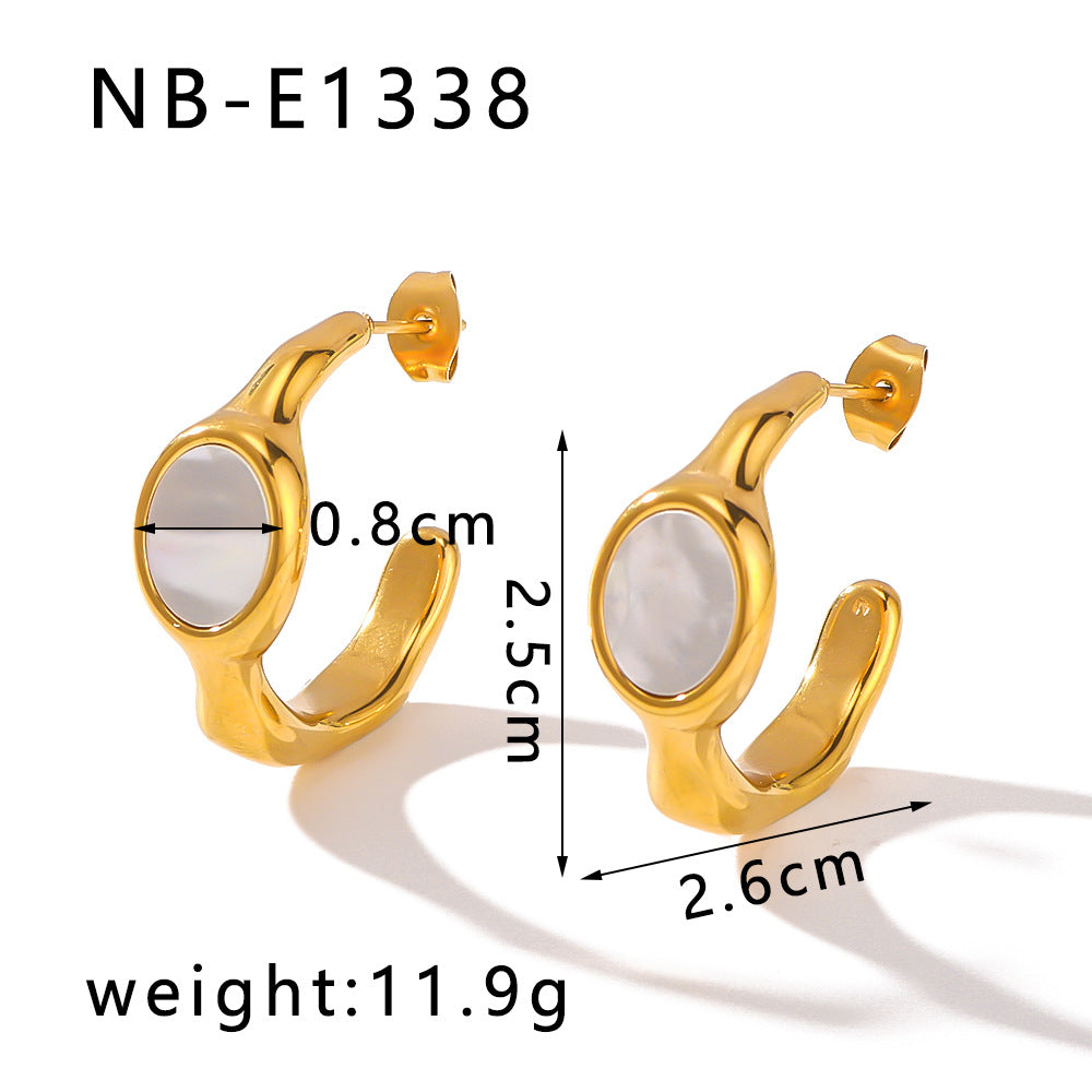 Orecchini geometrici in acciaio inossidabile stile corte francese vintage con finitura placcata sottovuoto in oro 18K e intarsio in abalone bianco con design a C da donna