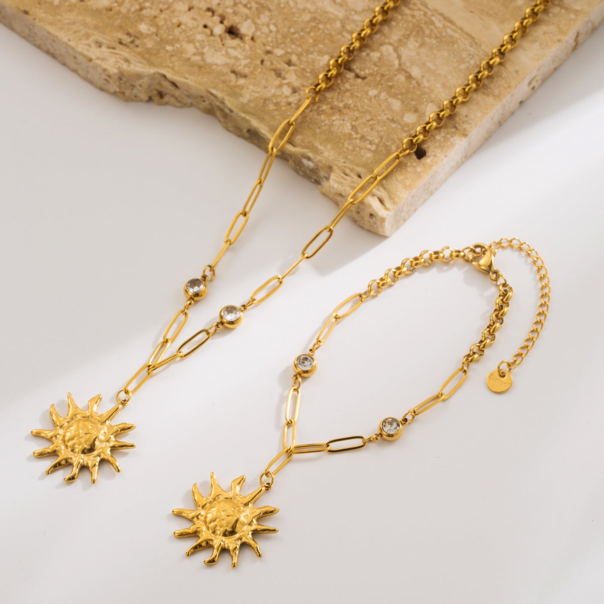 Collar con Colgante de Sol Retro Minimalista para Mujer de Acero Inoxidable con Circonitas y Baño de Oro de 14K