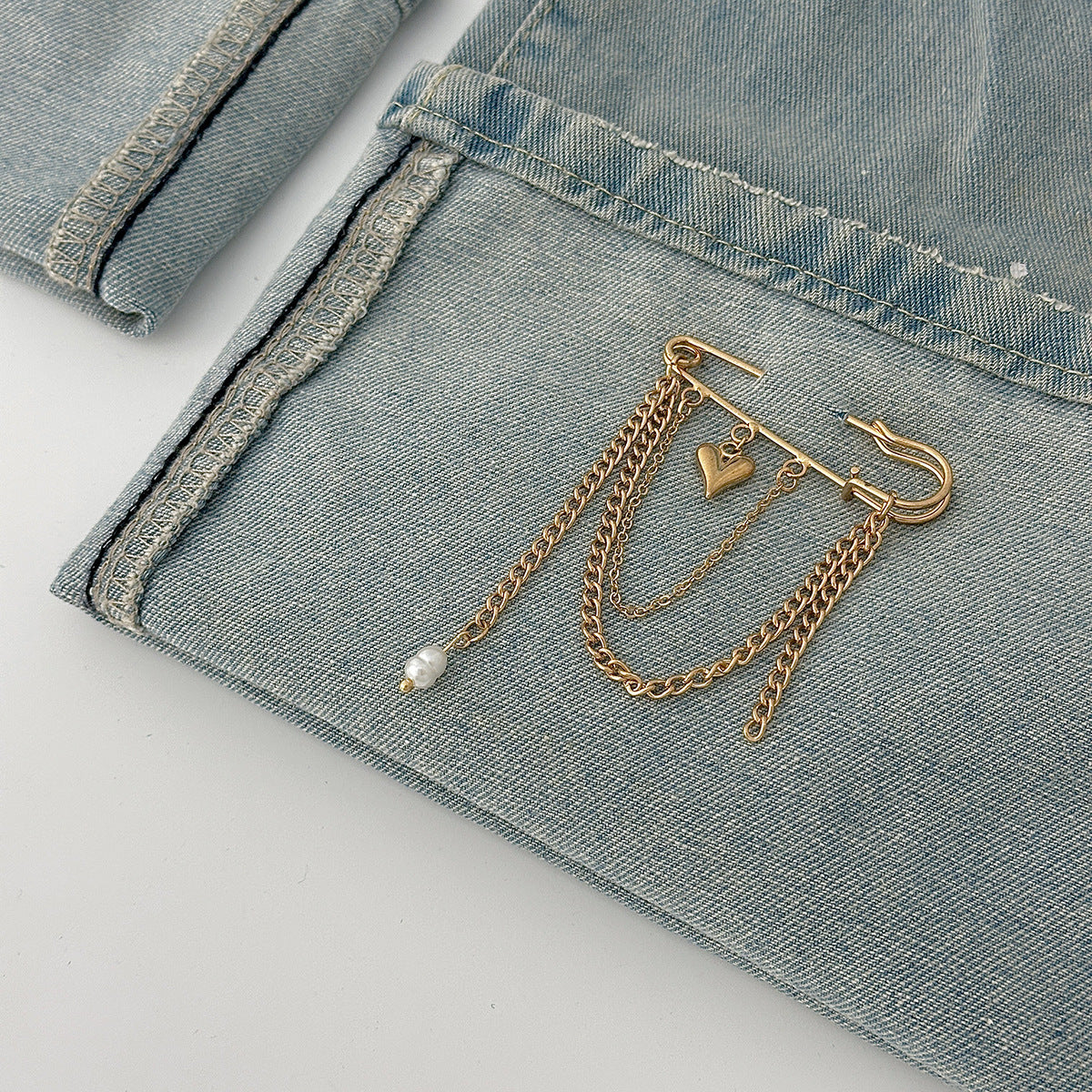 Punk Hip-hop Heart Shape Imitation Pearl Plated Brooch with Chain Tassel for Women