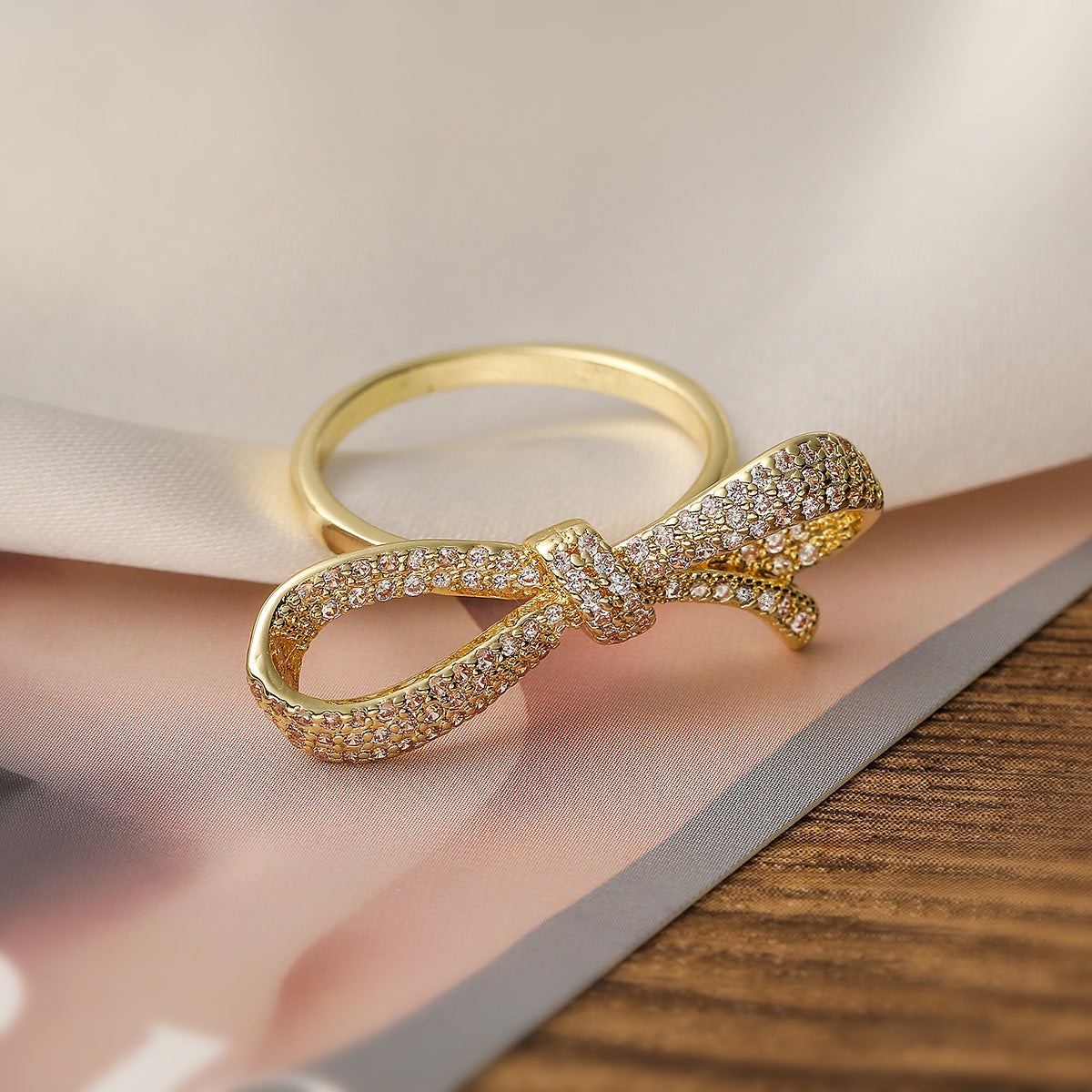 Anillo ajustable minimalista de moda con forma de lazo para mujer en cobre con baño de oro de 18 quilates e incrustaciones de circonita cúbica
