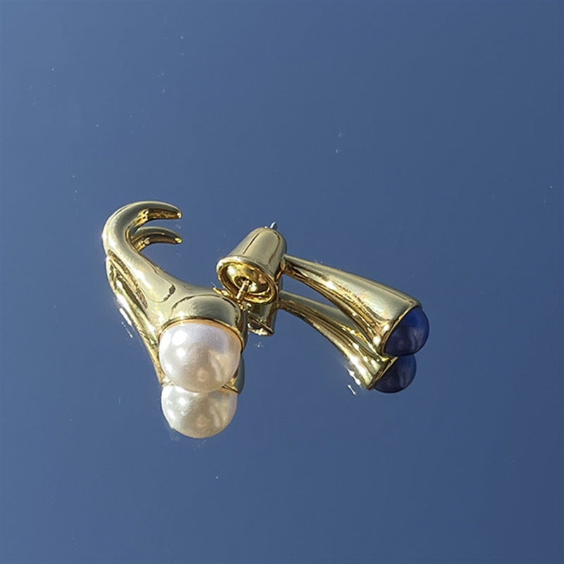 Elegantes aretes de mujer con baño de oro y postes de acero inoxidable, con piedras naturales geométricas en forma de U y perlas.